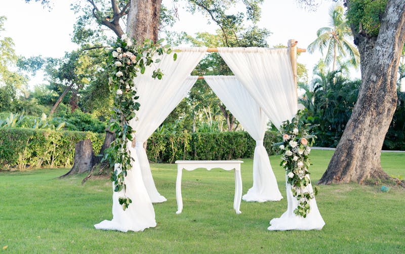 Arco floral bodas interflora — decoración nupcial